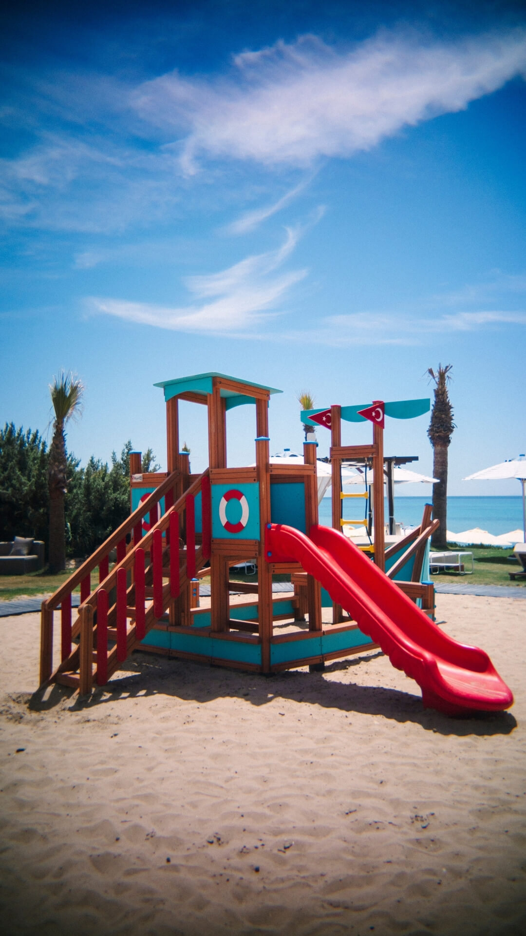 Plage Isolee Beach şezlong ve gölgelik alanı